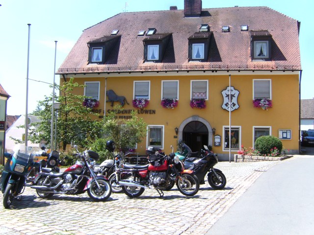 Motorrad Parkplatz Mehrere Motorräder parken an einem sommerlichen Tag vor dem Gasthof " zum goldenen Löwen" in Moosbach.